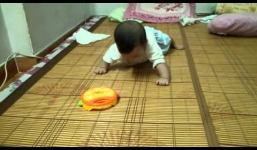 Mẹ trẻ trườn như điệp viên để trốn khỏi phòng ngủ của con